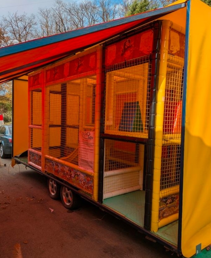 Jeu d'enfants sur remorque