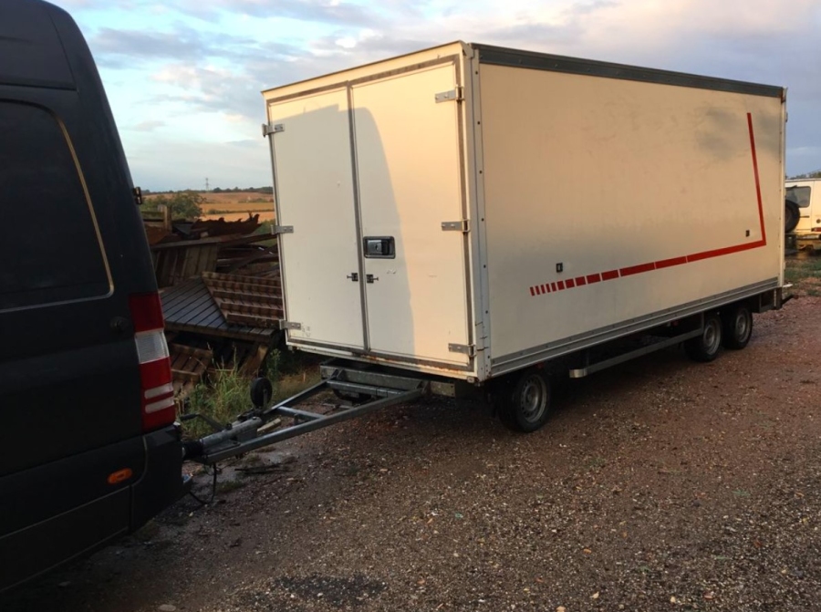 Remorque fourgon 3,5 t avant train 3 essieux