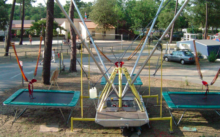 Trampoline élastique sur remorque
