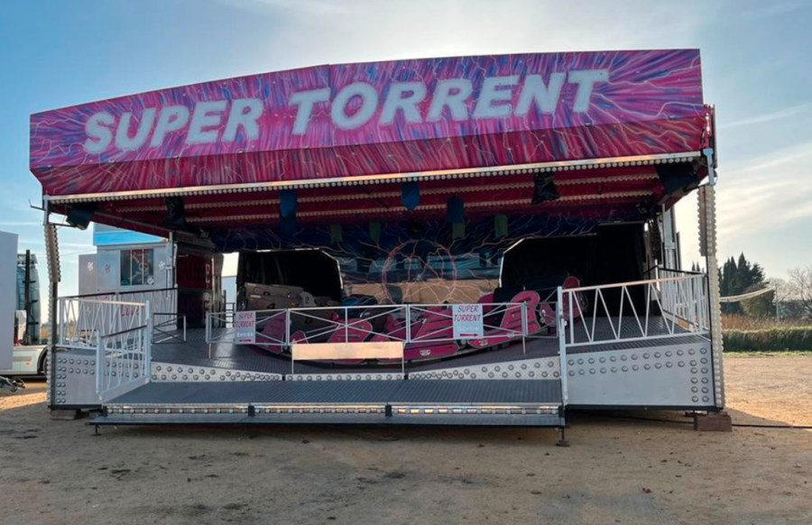 Manège chenille sur remorque avec tournée