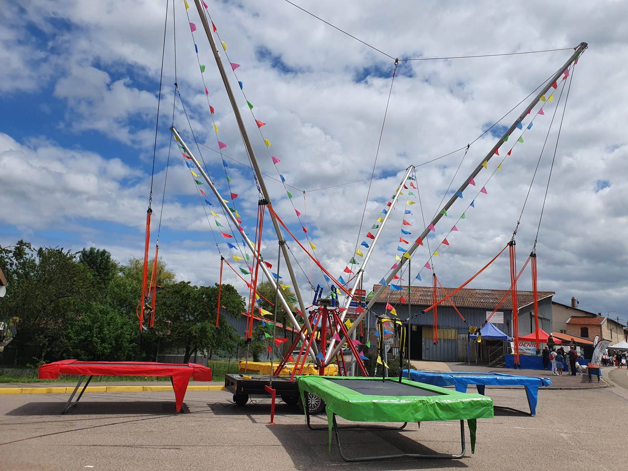 Trampoline élastique 4 pistes sur remorque